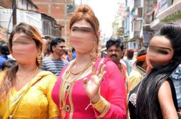 Three suspected youth arrested in jaipur : Men disguised as women महिलाओं के वेश में कार में घूम रहे थे तीन युवक, लोगों ने कार को घेरकर रुकवाया और कर दी धुनाई