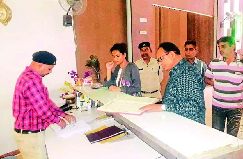 आधी रात हाईवे के होटल और रेस्टोरेंट में जांच, खराब खाद्य सामग्री कराई नष्ट आधी रात हाईवे के होटल और रेस्टोरेंट में जांच, खराब खाद्य सामग्री कराई नष्ट