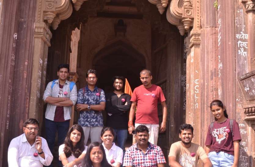 orchha ke ram ke raja ki kahani भगवान राम के राजा बनने की कहानी सुन रोमांचित हुए सैलानी