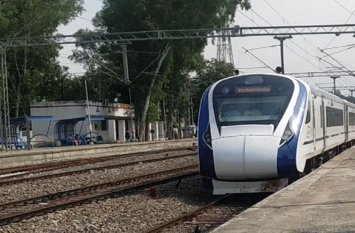 Stone Pelting On Vande Bharat Express In Pathankot Punjab पठानकोट: वंदे भारत एक्सप्रेस पर पथराव से नुकसान, अज्ञात लोगों के खिलाफ मामला दर्ज