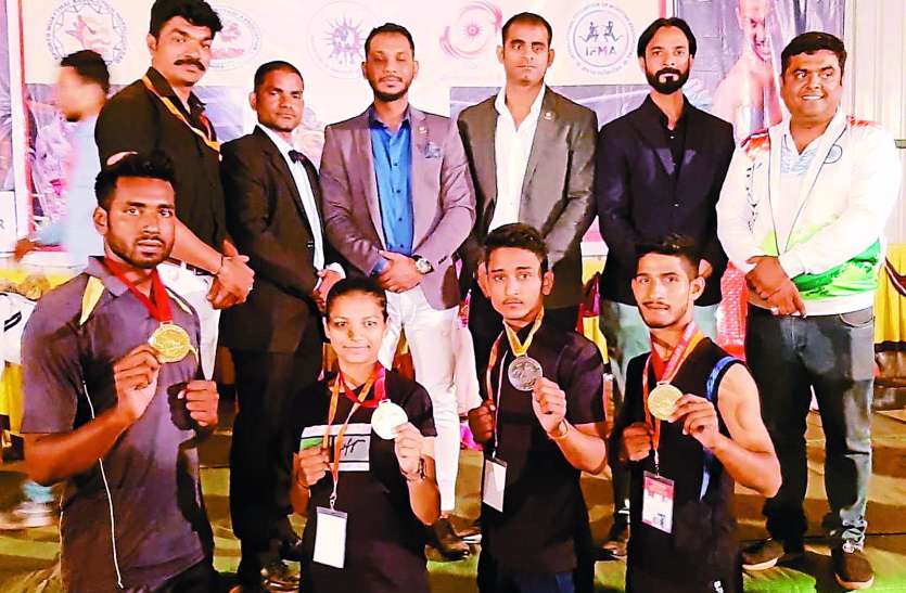 चैम्पियनशिप में खिलाडिय़ों ने जीते पदक चैम्पियनशिप में खिलाडिय़ों ने जीते पदक