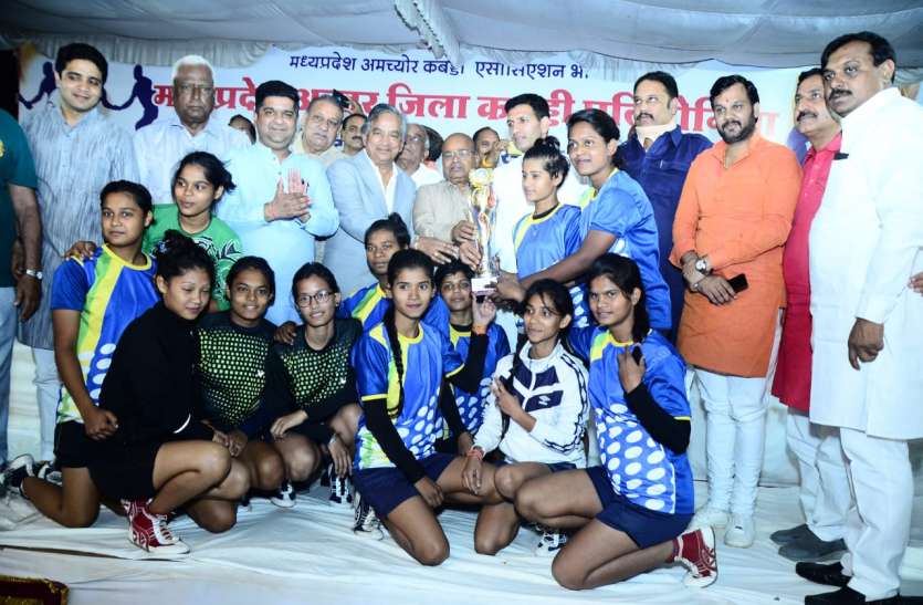 इंदौर और भोपाल की टीमें बनी चैंपियन इंदौर और भोपाल की टीमें बनी चैंपियन