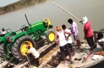 Tractor on boat in Ghaghra Barabanki नदी पार करने के लिए नाव पर सवार हुआ ट्रैक्टर, देखें वायरल वीडियो