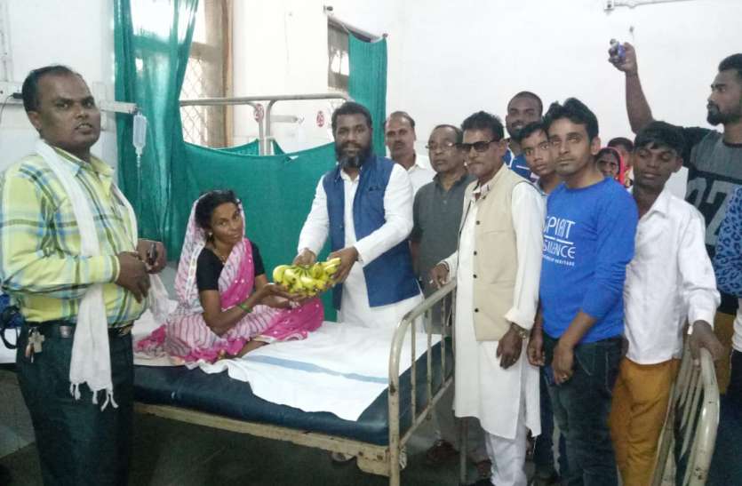 सम्राट अशोक सेना ने मनाया धम्मचक्र प्रवर्तन दिवस मरीजों को किया फल वितरण सम्राट अशोक सेना ने मनाया धम्मचक्र प्रवर्तन दिवस मरीजों को किया फल वितरण