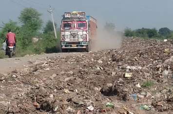 Here, aware, cleaning, waste, bhind news, bhind news in hindi, bhind n यहां स्च‘छता के लिए कर रहे जागरूक तो वहां जमा है कचरा