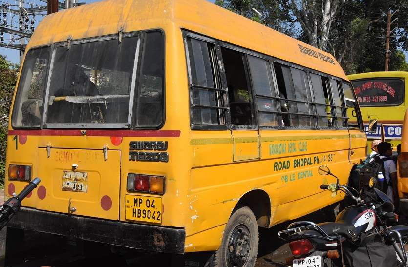 School Bus द ल ल और य प स क डम व हन ल कर बन रह स क ल बस म स म बच च क ज न स ख ल रह Patrika News