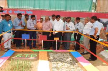 Principal Secretary gave tips to farmers on fertilizer seeds प्रमुख सचिव ने चलाया ट्रैक्टर, किसानों को दिए खाद बीज को लेकर टिप्स