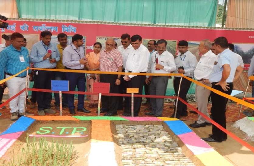 प्रमुख सचिव ने चलाया ट्रैक्टर, किसानों को दिए खाद बीज को लेकर टिप्स प्रमुख सचिव ने चलाया ट्रैक्टर, किसानों को दिए खाद बीज को लेकर टिप्स