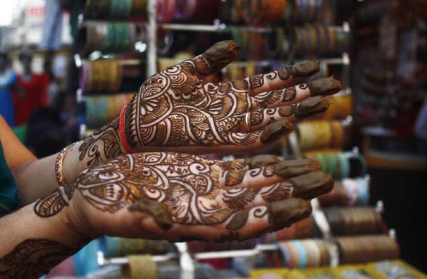 color_of_mehndi2.jpg अपनाएं ये उपाय, गहरा होगा आपके करवा चौथ की मेहंदी का रंग