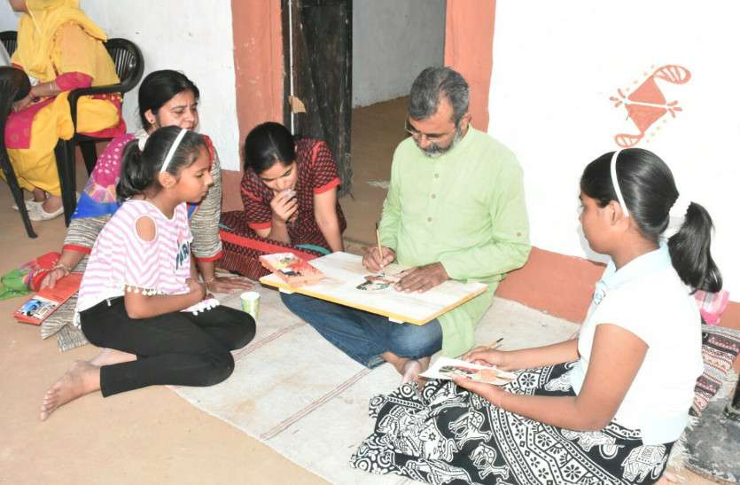 जेेकेके में 'लोकरंग' वर्कशॉप: बणी-ठणी का चित्र बना युवा चित्रकारों की पहली पसंद जेेकेके में 'लोकरंग' वर्कशॉप: बणी-ठणी का चित्र बना युवा चित्रकारों की पहली पसंद
