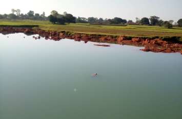 Chhattisgarh Crime: Old age panch dead body recovered from pond लाश खोजने पहुंचे गोताखोरों की अचानक जब इस चीज पर पड़ी नजर तो..., दूसरे दिन मिले थे सिर्फ जूते-कपड़े