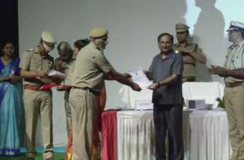 Delhi Police felicitate staff of PCR for good works दिल्ली पुलिस ने किया अपने पीसीआर कर्मियों को सम्मानित, देखें वीडियो