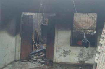 4 members of family burnt in jhansi घर में लगी भीषण आग, एक ही परिवार के 4 सदस्यों की जिंदा जलकर मौत, फिर छत में सो रहे लोगों का हुआ ये हाल