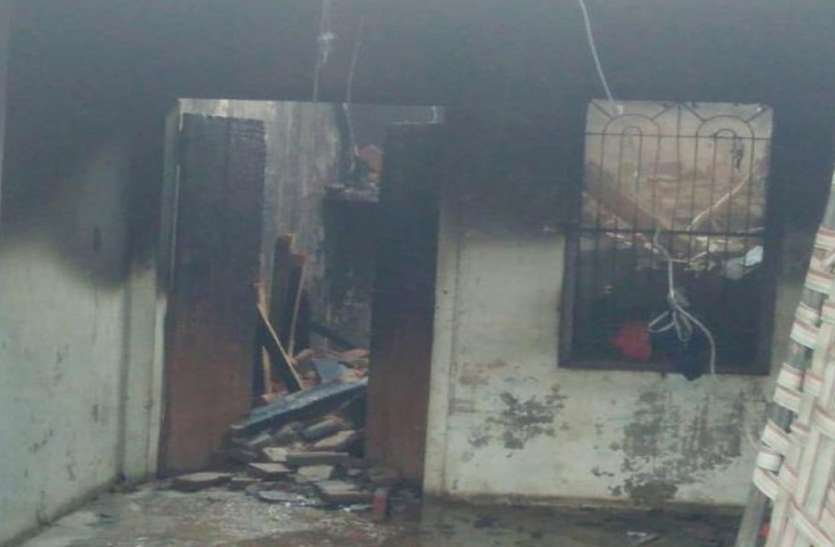 घर में लगी भीषण आग, एक ही परिवार के 4 सदस्यों की जिंदा जलकर मौत, फिर छत में सो रहे लोगों का हुआ ये हाल घर में लगी भीषण आग, एक ही परिवार के 4 सदस्यों की जिंदा जलकर मौत, फिर छत में सो रहे लोगों का हुआ ये हाल