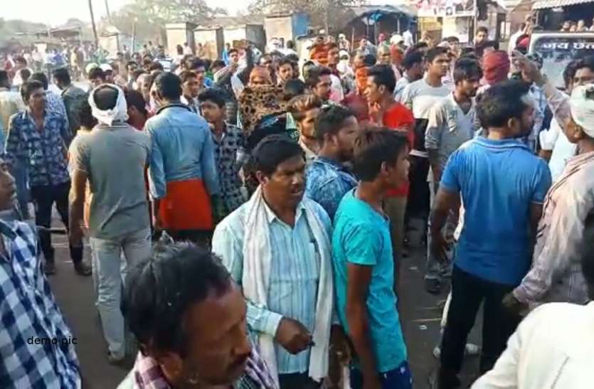 demo_pic_.jpg छोटी सी गलती की मिली बड़ी सजा, टीचर ने क्लास रूम में उतरवाया कपड़ा, फिर कराया ये काम