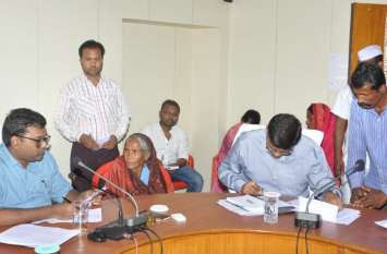 Older Hariram and Mansi Bai demanded social security pension वृद्ध हरिराम एवं मनसी बाई ने की सामाजिक सुरक्षा पेंशन की मांग