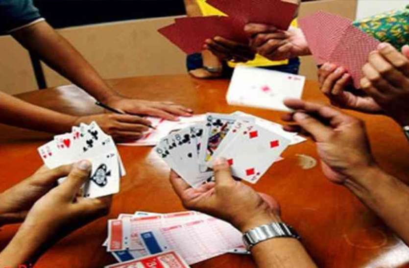 फिल्मी स्टाइल में वेश बदल कर जुआरियों तक पहुंचे पुलिस वाले, सच पता चला तो मच गयी भगदड़ फिल्मी स्टाइल में वेश बदल कर जुआरियों तक पहुंचे पुलिस वाले, सच पता चला तो मच गयी भगदड़