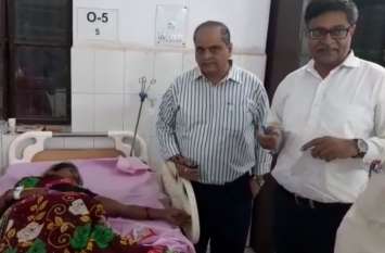 Eating Fruits after Sick Devotees in Firozabad बालाजी दर्शन को गए श्रद्धालु फल खाने के बाद हो गए बीमार, देखें वीडियो