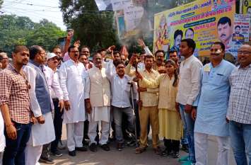 Youth Congress workers burnt effigy of Haryana Chief Minister Manohar Lal Khattar यूथ कांग्रेस के कार्यकर्ताओं ने हरियाणा के मुख्यमंत्री मनोहर लाल खट्टर का फूंका पुतला