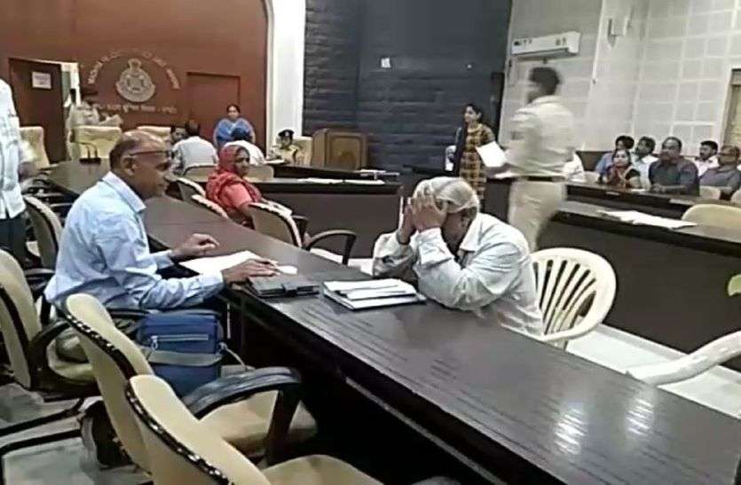 VIDEO: बेटा-बहू से परेशान रिटायर्ड फौजी बोले- इस उम्र में फांसी लगा मर जाना चाहिए VIDEO: बेटा-बहू से परेशान रिटायर्ड फौजी बोले- इस उम्र में फांसी लगा मर जाना चाहिए