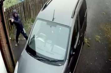 man threw a brick at a car it bounced and hit his face Watch Video: जो बोएगा वही पाएगा, तेरा किया आगे आएगा...