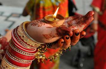 Karwa Chauth 2019: worship lord vishnu on thursday गुरुवार को करवा चौथ, इस खास उपाय से भगवान विष्णु की बरसेगी कृपा