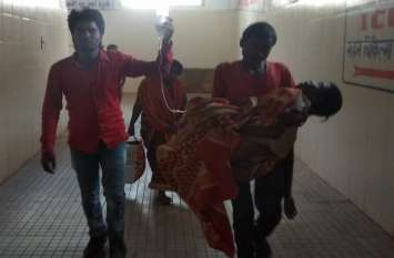 Chhattisgarh Government: Patient in lap in place of Stretcher छत्तीसगढ़ के इस मेडिकल कॉलेज में नहीं मिला स्ट्रेचर, गोद में ढोकर दिव्यांग मरीज को पहुंचाना पड़ा आईसीयू में