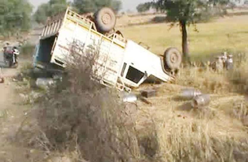 व्यापारियों से भरी पिकअप का ड्राइवर हवा से करता जा रहा था बातें, मोड़ पर हो गया बड़ा हादसा, 1 की मौत, 11 घायल व्यापारियों से भरी पिकअप का ड्राइवर हवा से करता जा रहा था बातें, मोड़ पर हो गया बड़ा हादसा, 1 की मौत, 11 घायल