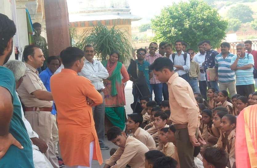 Jauipur आमेर घूमने आए स्कूली छात्रों को ट्रैफिक पुलिस ने सिखाए यातायात नियम