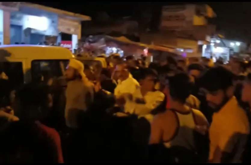 शराब पकडऩे गई पुलिस व शराब माफिया भिड़े शराब पकडऩे गई पुलिस व शराब माफिया भिड़े