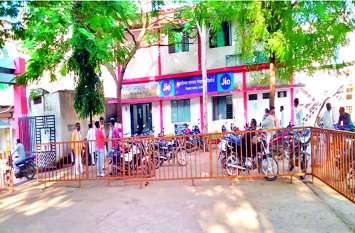 Zilla Panchayat CEO suspended eight secretaries in scam case लाखों रुपए गबन करने वाले आठ सचिवों को जिला पंचायत सीइओ ने सेवा से हटाया