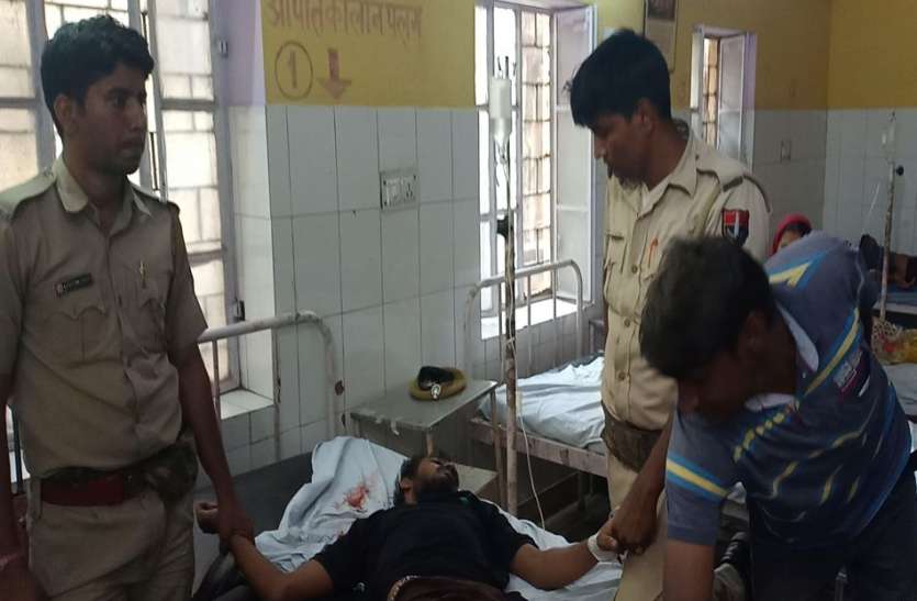 विचाराधीन कैदी ने रोडवेज बस से कूदकर किया भागने का प्रयास विचाराधीन कैदी ने रोडवेज बस से कूदकर किया भागने का प्रयास