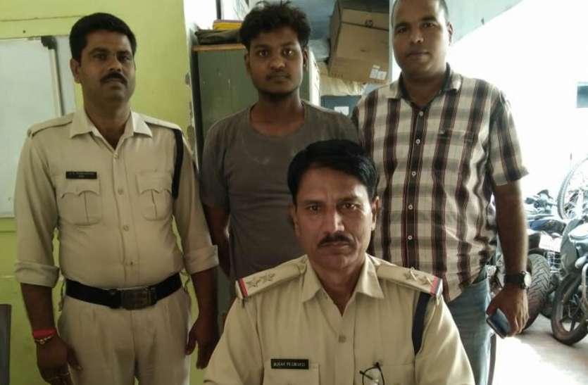The woman was robbed गिरवी रखा मोबाइल छुड़ाने के लिए महिला से की लूट