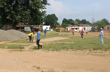 Railway team Samanapur defeated small potter रेल्वे टीम समनापुर ने छोटी कुम्हारी को हराया