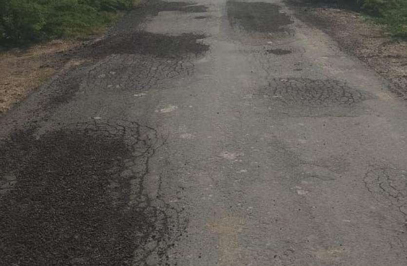 Roads damaged, somewhere construction incomplete in Bhilwara डेढ़ वर्ष पूर्व बनी सड़क क्षतिग्रस्त, कहीं निर्माण अधूरा