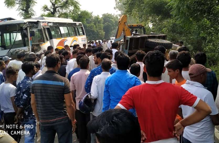 16bagh17.jpg ट्रैक्टर से टकराई बस, इसके बाद दिखा ऐसा नजारा, जिसे देखकर लोगों के निकल आए आंसू