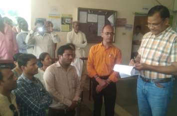 All India Contract Employees Federation handed over memorandum to Chie अखिल भारतीय संविदा कर्मचारी महासंघ ने सौंपा मुख्यमंत्री के नाम ज्ञापन
