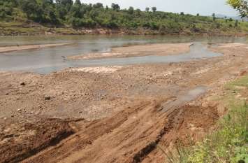 One crore outstanding on the wall sand mine, yet gave the contract दीवारी रेत खदान पर एक करोड़ बकाया, फिर भी दे दिया ठेका