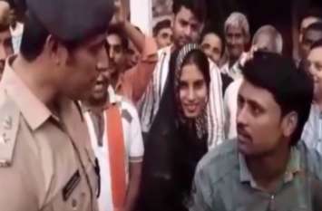 Free helmet distribution by police in Etawah करवाचौथ से पहले पुलिस ने इस पति के साथ किया ऐसा कि पत्नी ने तुरंत किया समर्थन, देखें वीडियो