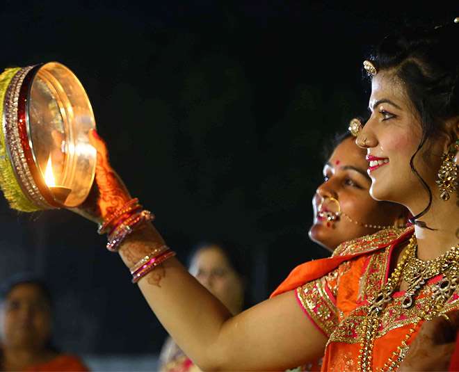 करवा चौथ पर कुंवारी लड़कियां करती है तारों की पूजा, जानें इस दिन क्या करना शुभ और अशुभ