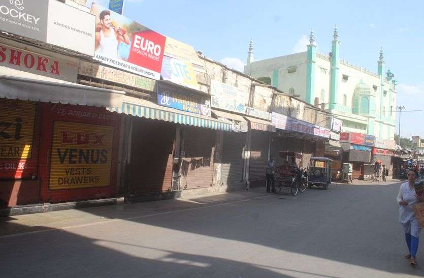 Strict action-फुटपाथ पर तय सीमा से बाहर सामान रखने पर बरती सख्ती Strict action-फुटपाथ पर तय सीमा से बाहर सामान रखने पर बरती सख्ती
