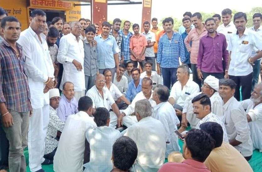 पंचायत की द्वेषतावश कार्रवाई के खिलाफ लामबंद हुए व्यापारी पंचायत की द्वेषतावश कार्रवाई के खिलाफ लामबंद हुए व्यापारी