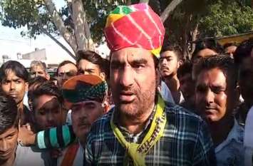 MP Hanuman Beniwal reached protest site, Power consumer complaint case पुलिस जाब्ते की मौजूदगी में MP हनुमान बेनीवाल समर्थकों के साथ पहुंचे धरना स्थल