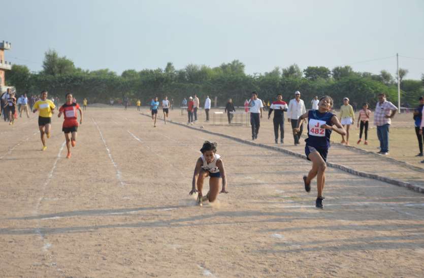 Not a trek, playing field, won gold by practicing in fields ट्रेक न, खेल मैदान, खेतों में अभ्यास कर जीता गोल्ड