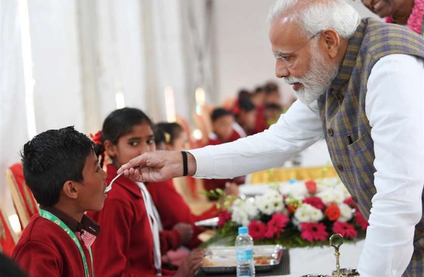 pm modi with child.jpg ग्लोबल हंगर इंडेक्स में पाकिस्तान से भी पिछड़ा भारत, भुखमरी की हालत नाजुक