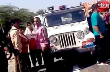 Girl death in truck accident in Sendra area of Pali district VIDEO : सडक़ पार करती स्कूली छात्रा से छुटी मां की अंगुली, ट्रक की चपेट में आने से छात्रा की मौत