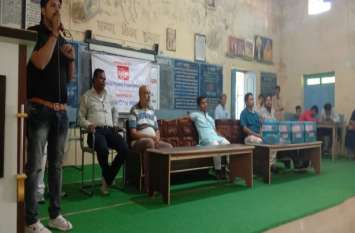 Dispensed water bottles 75 दिव्यांग बच्चों में बांटी पानी की बोतलें