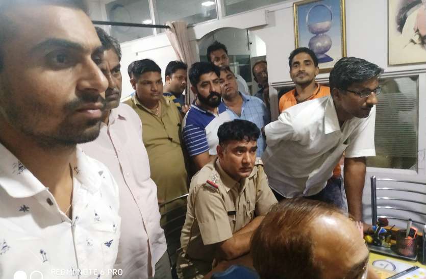 मुनीम से 1.65 लाख रुपए की लूट मुनीम से 1.65 लाख रुपए की लूट