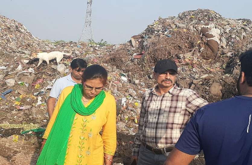 आयुक्त ने ट्रेंचिंग ग्राउण्ड में देखा कचरे का पहाड़ आयुक्त ने ट्रेंचिंग ग्राउण्ड में देखा कचरे का पहाड़