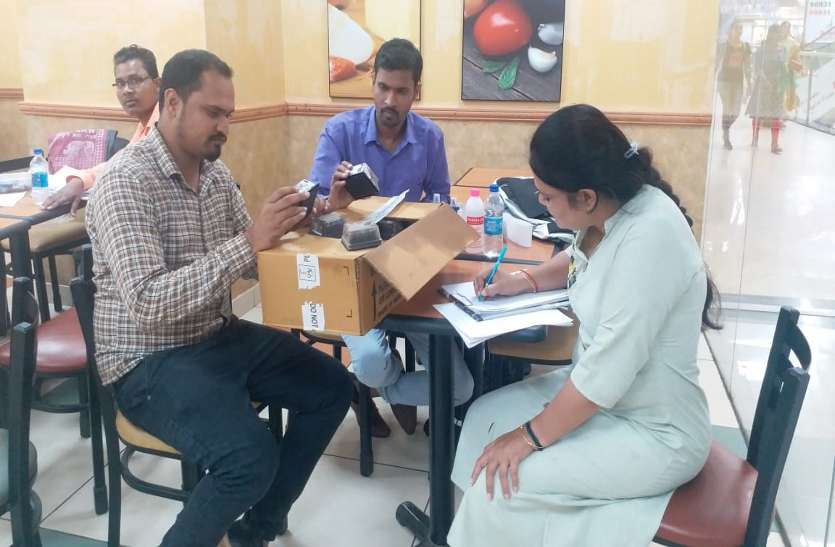 कलाकंद से लेकर पेड़े तक का लिया 35 सैंपल, 11 दुकानदारों को थमाया नोटिस कलाकंद से लेकर पेड़े तक का लिया 35 सैंपल, 11 दुकानदारों को थमाया नोटिस